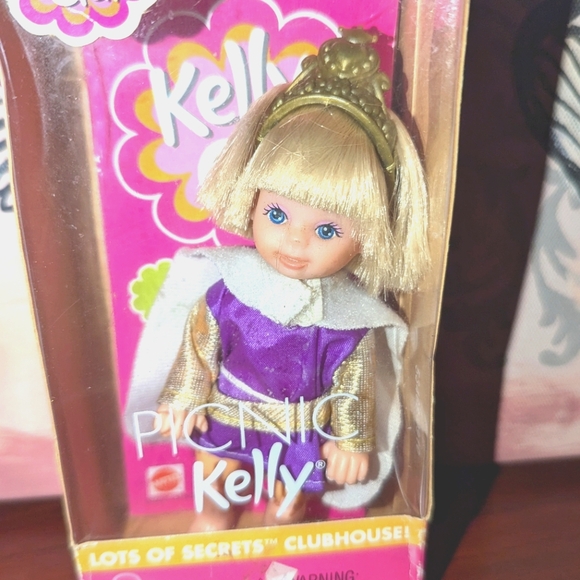 Kelly dressed like princess - Picture 1 of 2